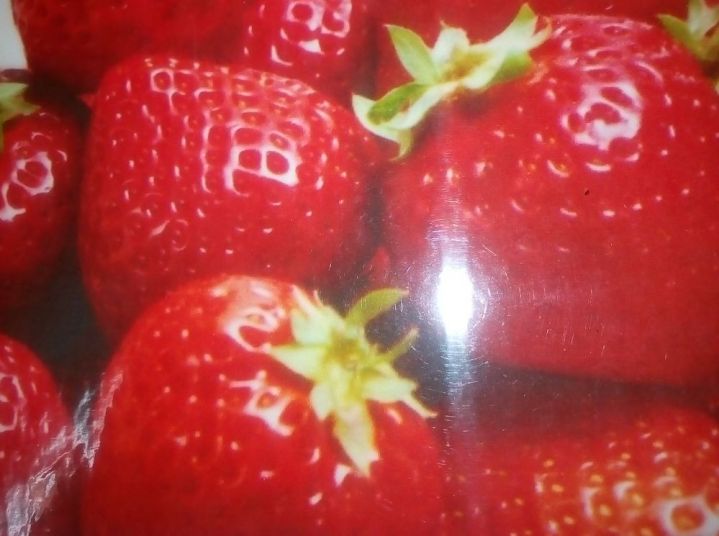 Ламинированное глянцевой пленкой изображение клубники