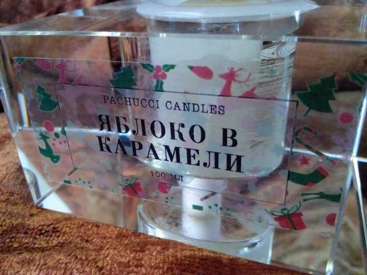 Прозрачная этикетка на стеклянном кубе